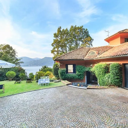 Sleeps 8 Wifi Villa